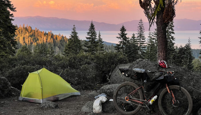 一辆自行车和一顶帐篷悬挂在夕阳下