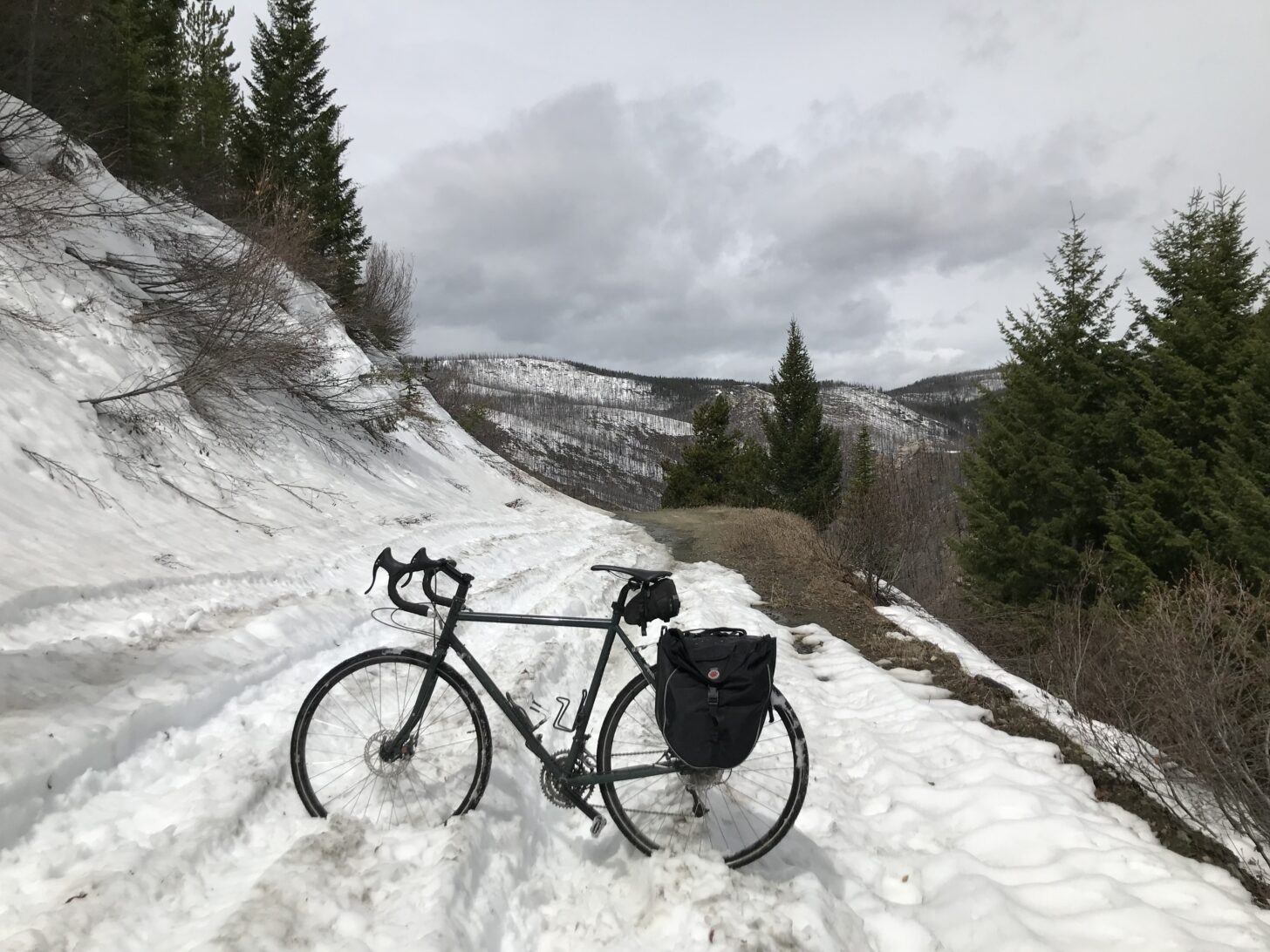 一辆立在雪堆上的自行车