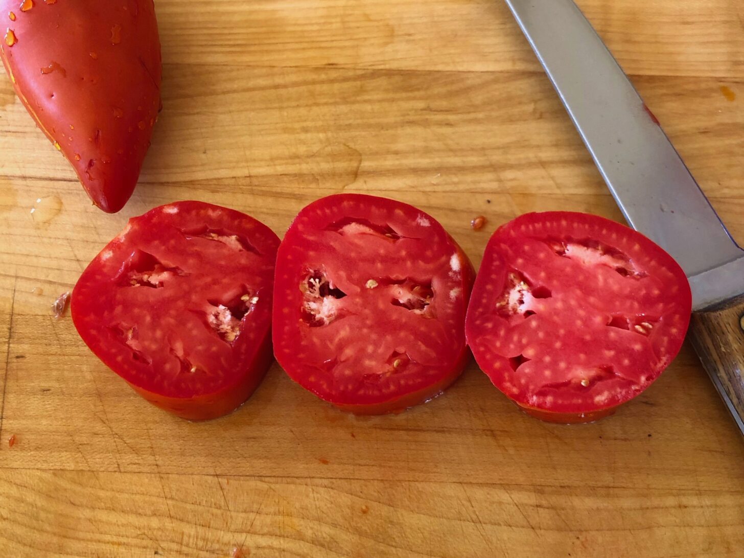 三半西红柿放在砧板上