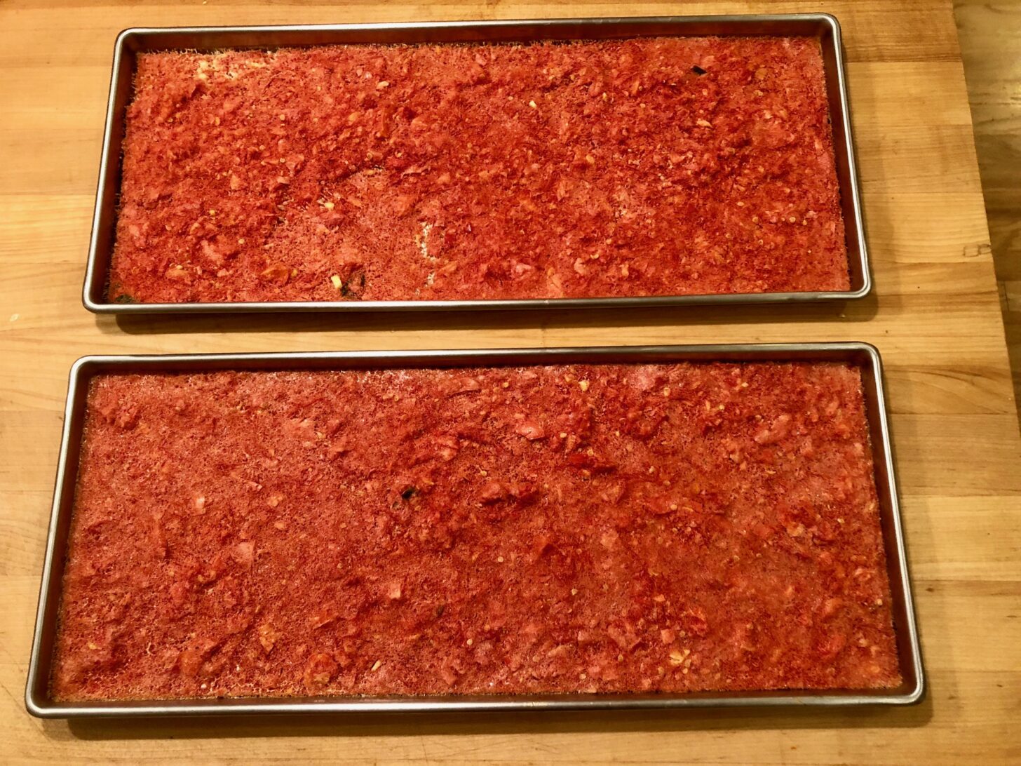 两张冻干番茄酱，做成蛋糕状。