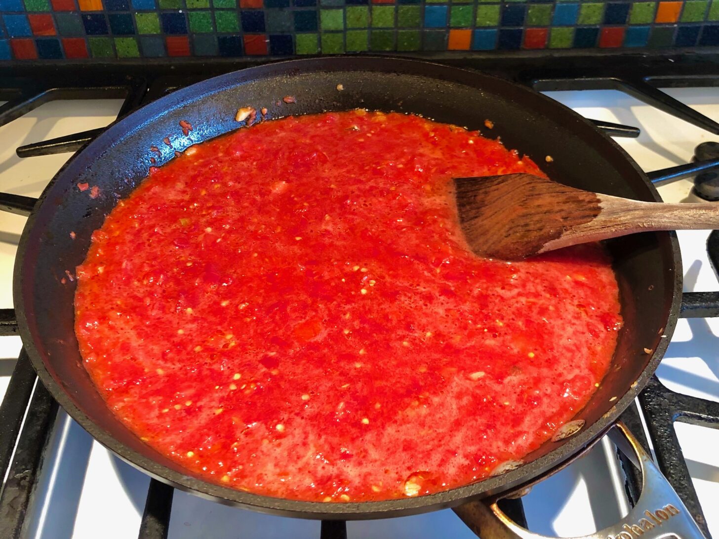 炉子上炖着一锅自制的番茄酱。一只木勺从酱汁里伸出来了。