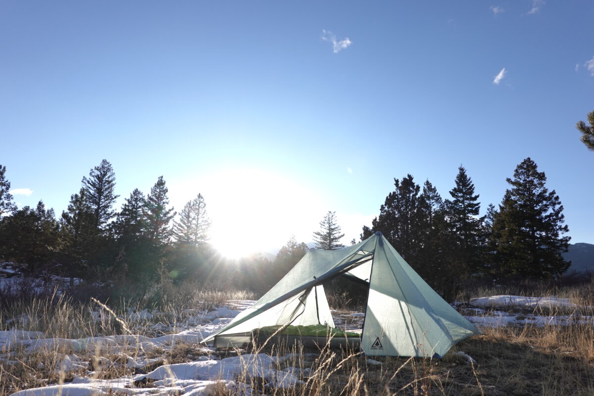 在雪地里搭起的帐篷