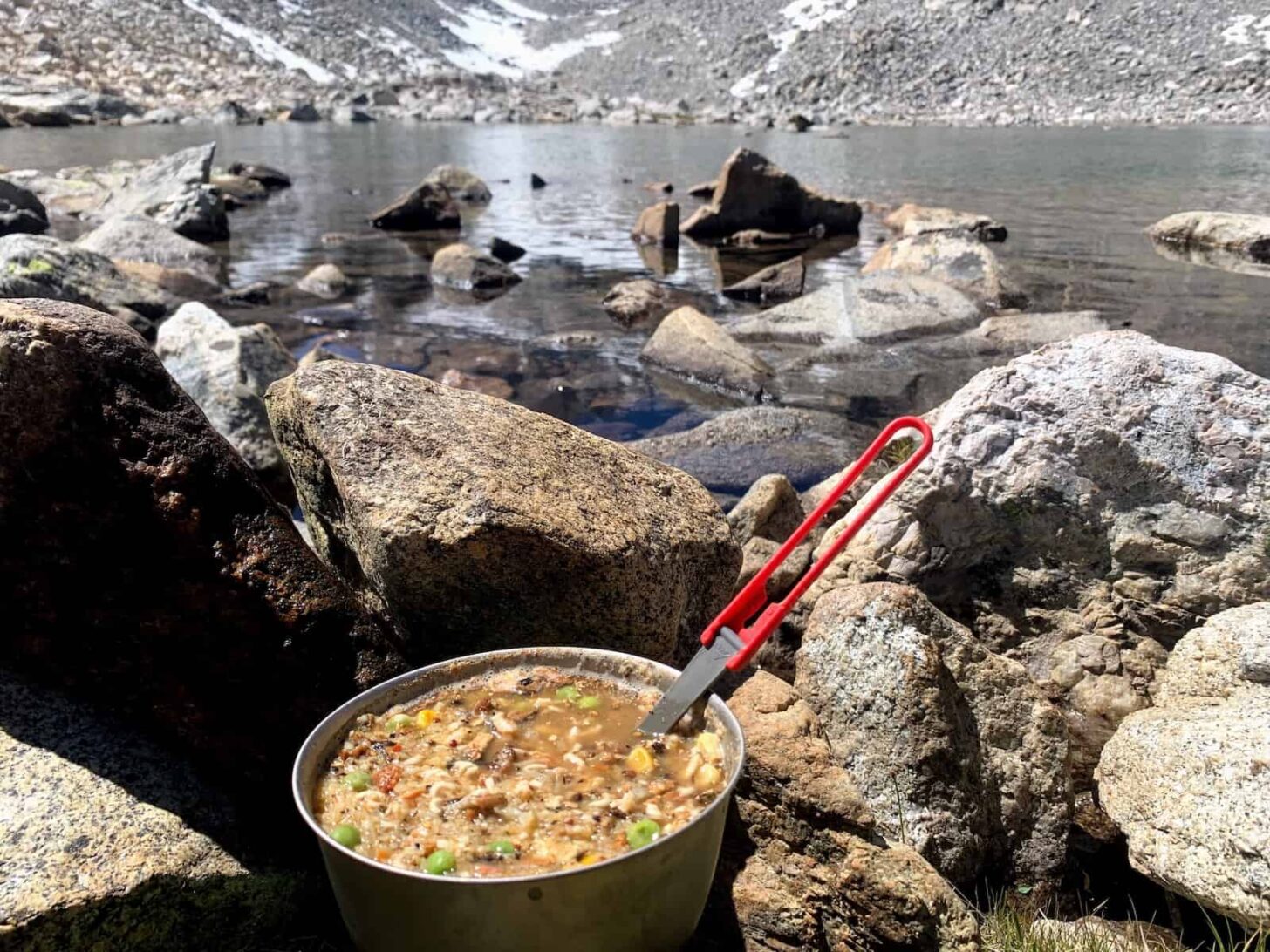 高山湖边的一锅汤。
