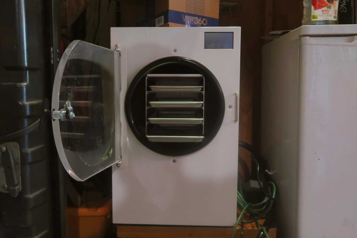 一张照片的收获权利的家庭冷冻干燥机在一个车库