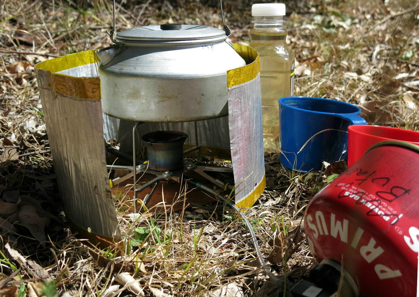 一个远程的倒置罐式炉子加热锅里的水。