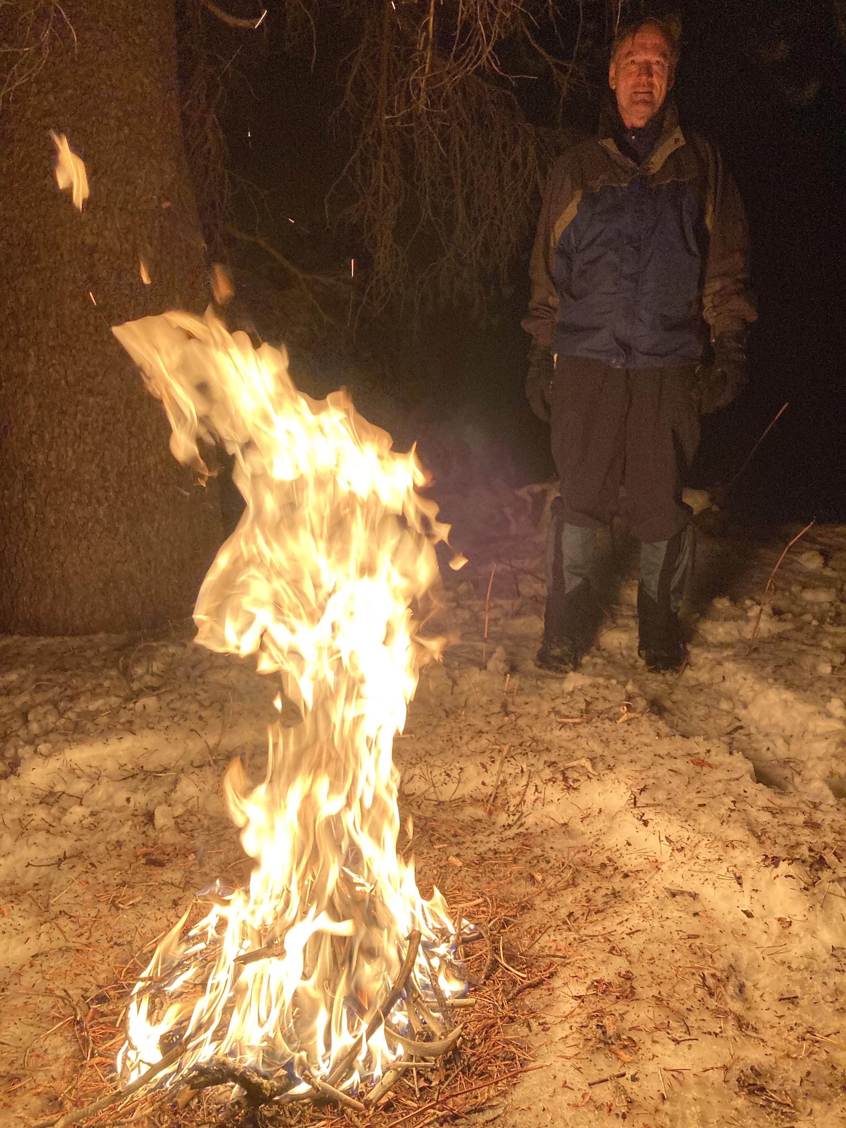 曼弗雷德在篝火旁